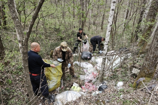 1747377372409223.jpg 撫安林場開展公路環(huán)境清理主題黨日活動(3).jpg