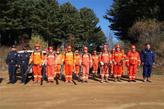 興參林場開展實(shí)戰(zhàn)化森林滅火演練（1）.jpg